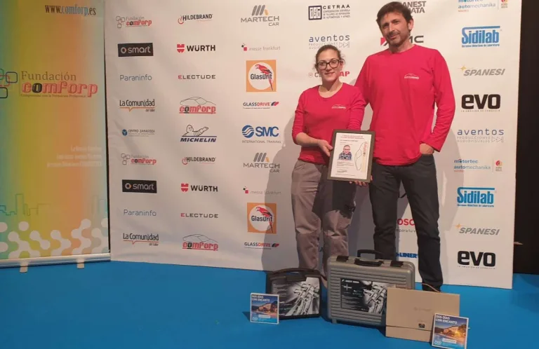 Entrega de un premio a alumnado de Formación Profesional en una feria del sector