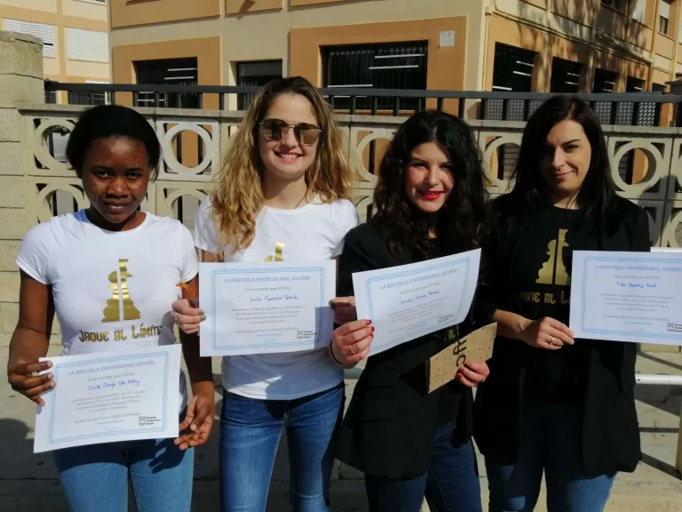 Alumnas de Formación Profesional con sus diplomas
