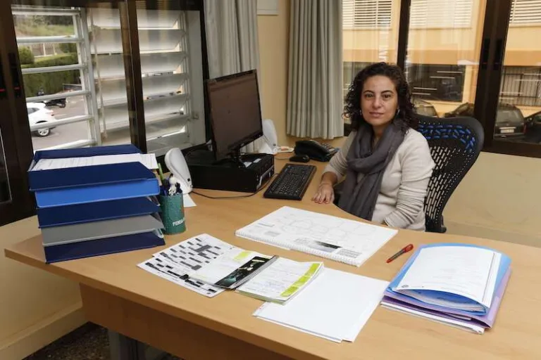Personal de secretaría atendiendo en su despacho