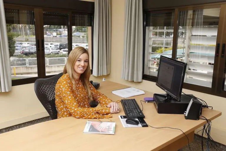 Personal de administración del colegio en su despacho