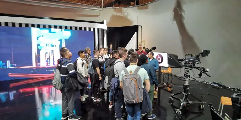 Alumnos del colegio durante una visita a un plató de televisión