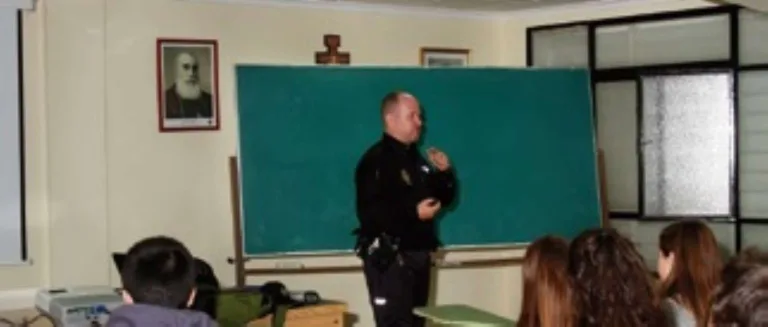 Profesor explicando en el aula