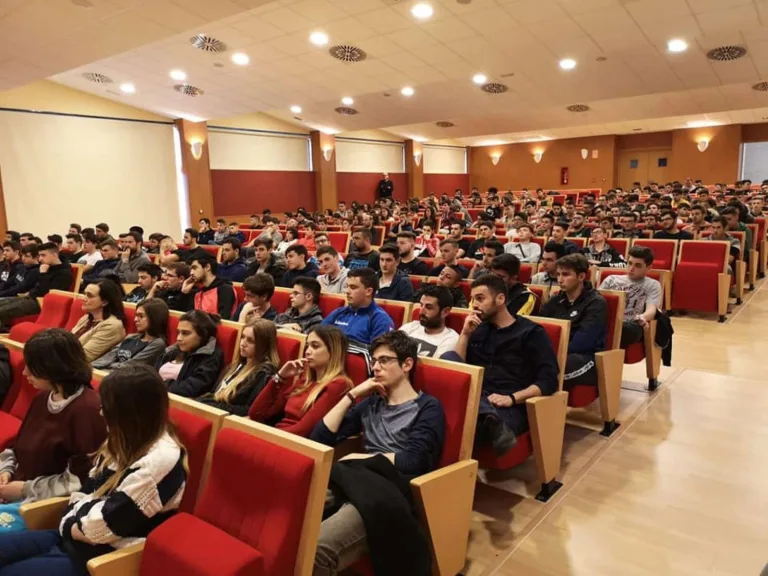Alumnos del colegio en un acto en el auditorio