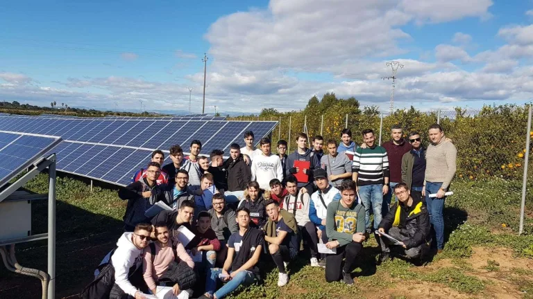 Alumnos de Formación Profesional en una visita a una planta fotovoltaica