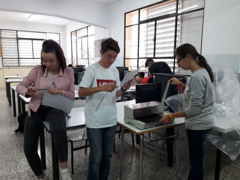Alumnado de Formación Profesional en una práctica de taller con el profesorado