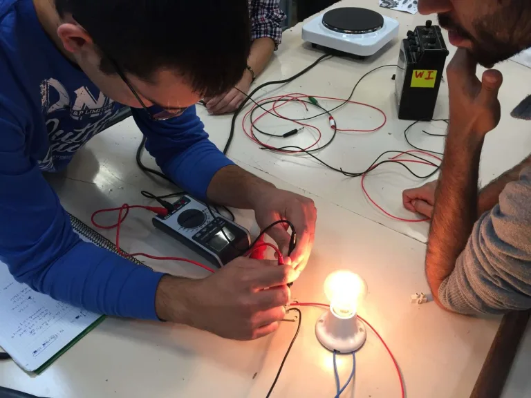Alumno de Formación Profesional midiendo una instalación eléctrica con el polímetro