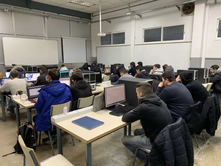 Alumnos de Formación Profesional en el aula de informática