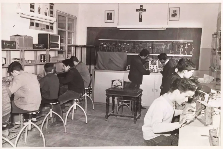 Aula de la escuela en una fotografía histórica
