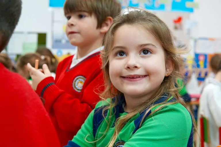 Alumna de Educación Infantil sonriendo en el aula