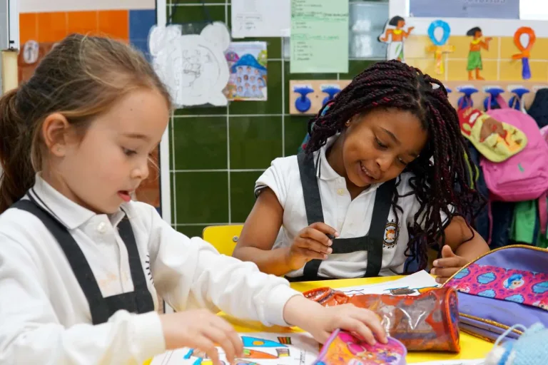 Dos alumnas de Educación Infantil trabajando juntas en clase