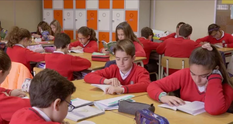 Alumnos de Educación Primaria trabajando en sus cuadernos