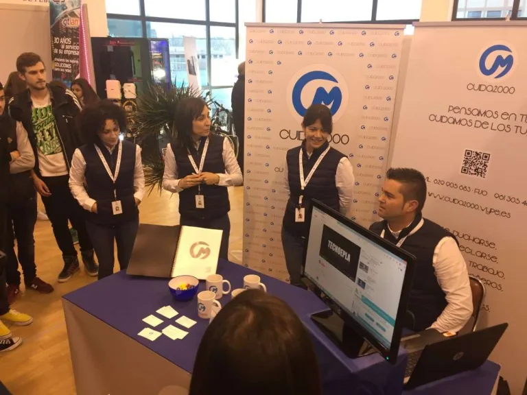 Alumnos de Formación Profesional atendiendo un stand en una feria profesional