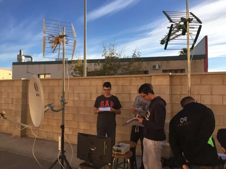 Alumnos de Formación Profesional montando antenas en la azotea del colegio