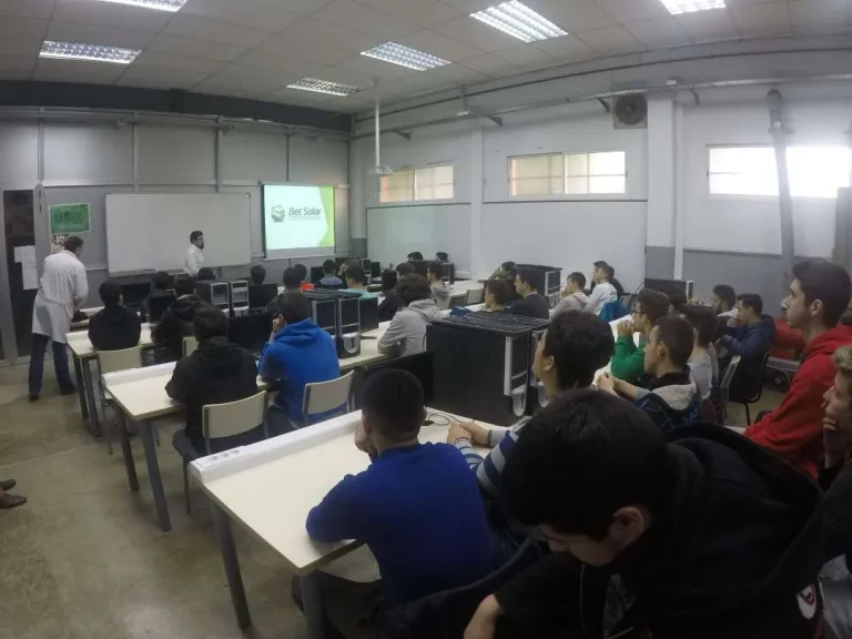 Alumnos de Formación Profesional siguiendo una presentación en el aula taller