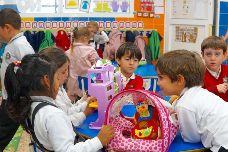 Alumnos de Educación Infantil jugando en el rincón de juego simbólico