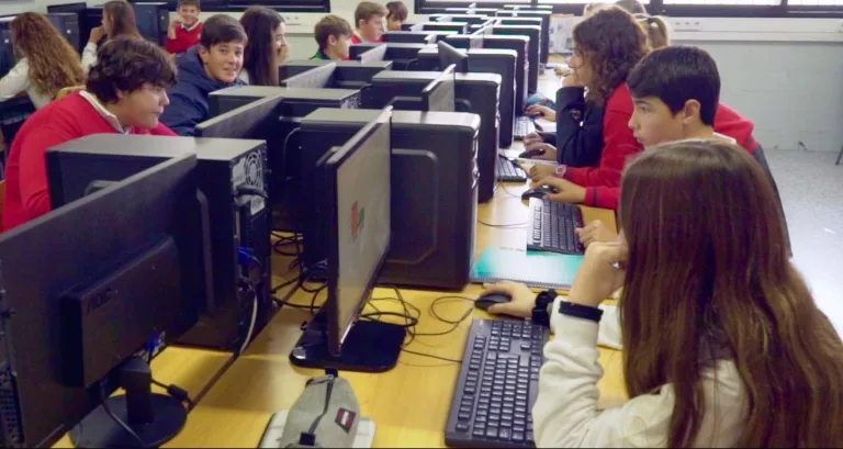 Aula de informática con alumnos de Educación Secundaria