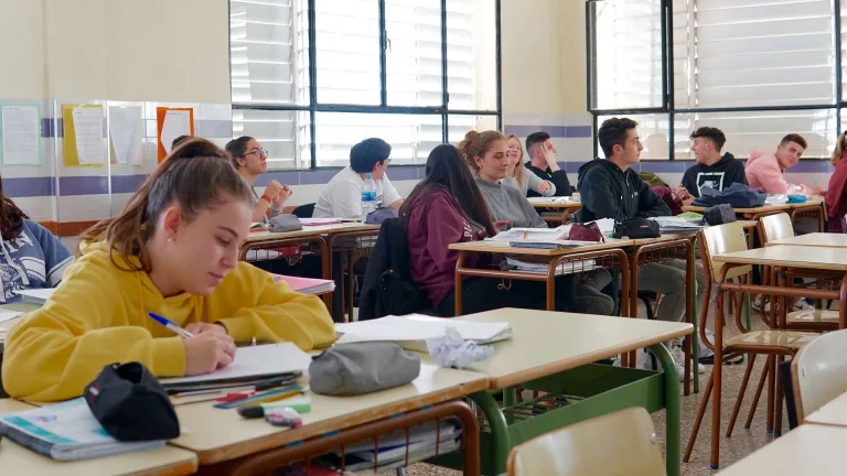 Alumnos en clase de idiomas