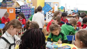 Alumnos de Educación Infantil trabajando con material manipulativo en clase