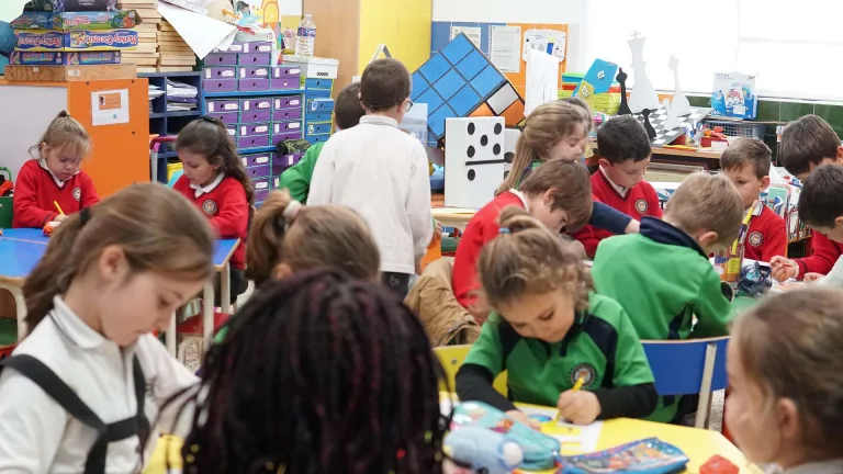 Alumnos de Educación Infantil trabajando con material manipulativo en clase