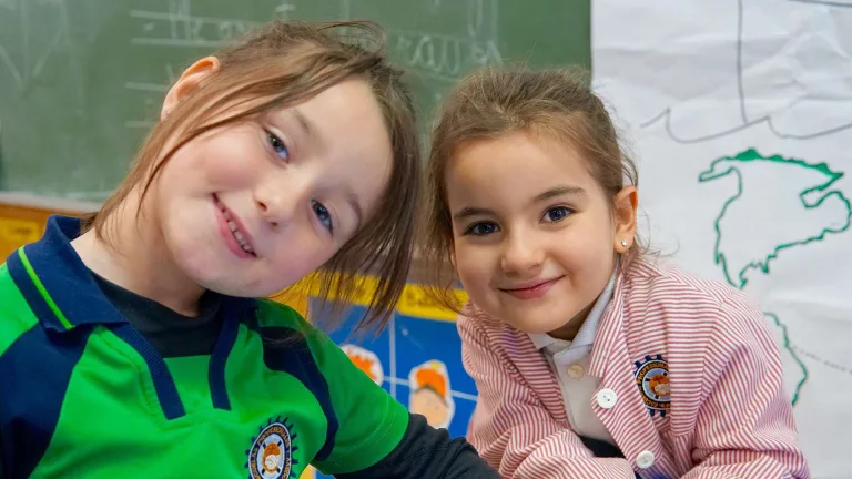 Dos alumnas de Educación Infantil en clase
