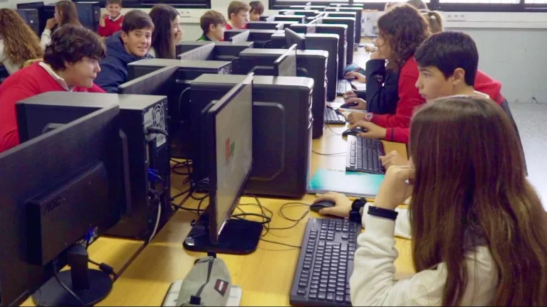 Alumnos de Secundaria en el aula de informática