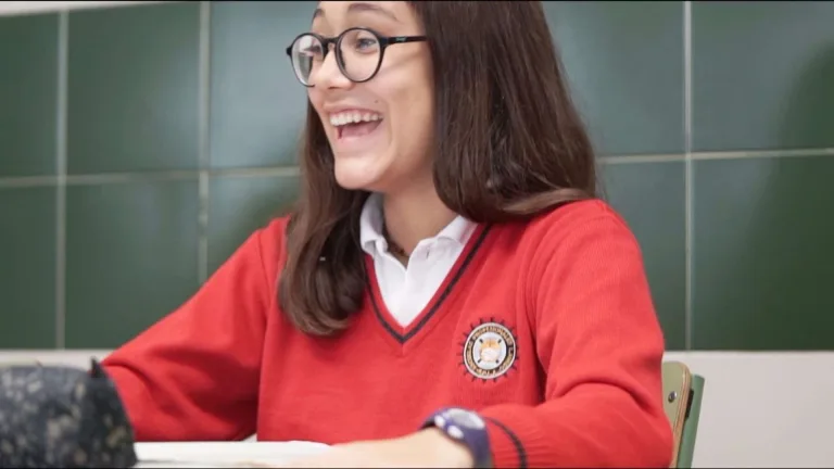 Alumna de Educación Secundaria durante una clase