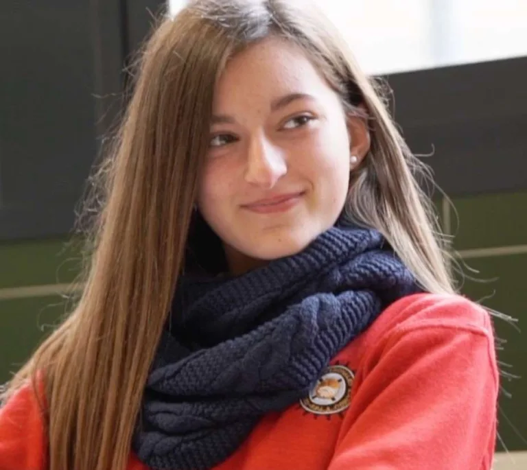 Alumna de Educación Secundaria en el aula