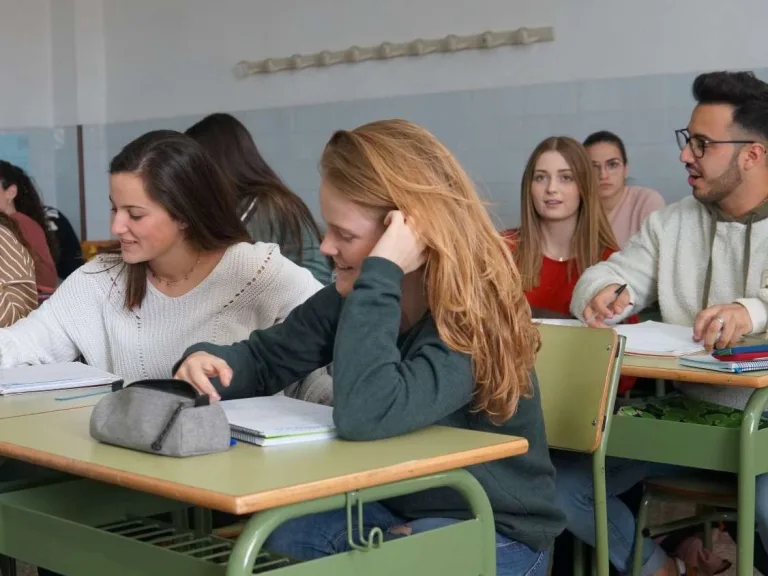 Alumnas de Bachillerato trabajando en clase con el profesor