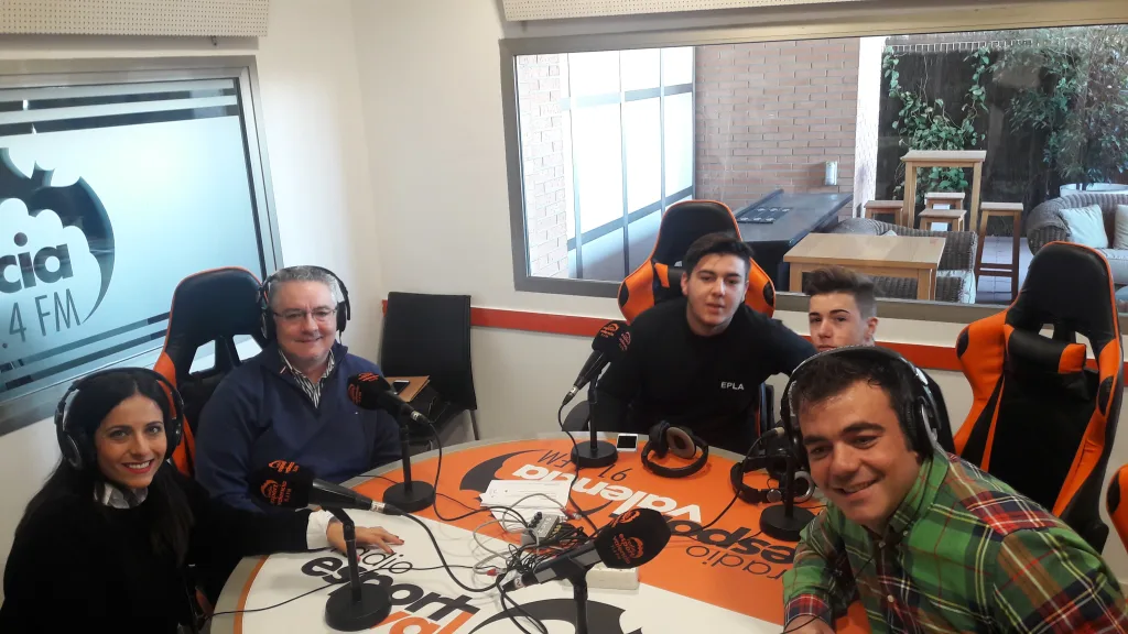 Alumnos y profesores de EPLA durante una entrevista en un estudio de radio