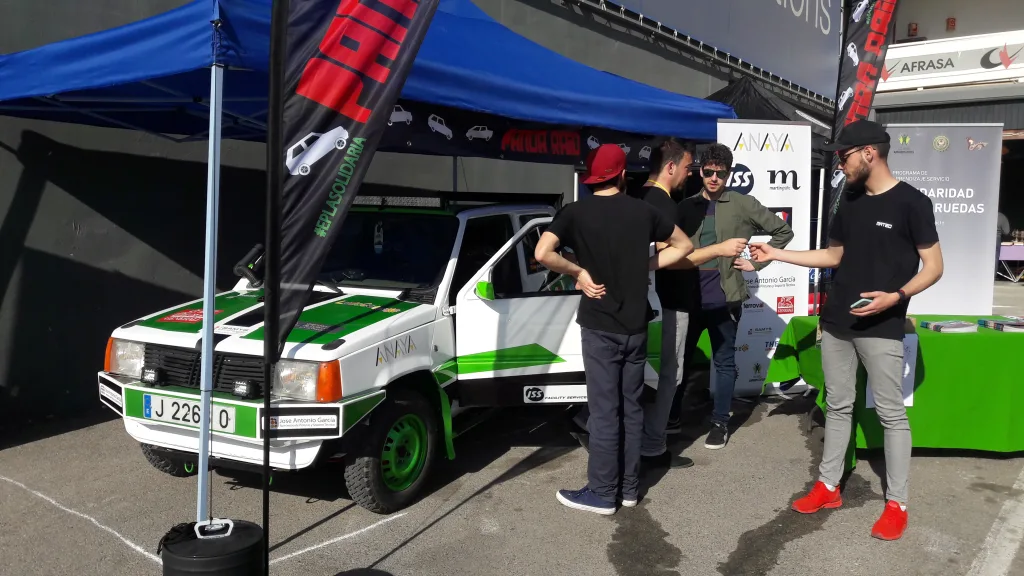 El Fiat Panda preparado por el alumnado de Automoción, expuesto en una feria