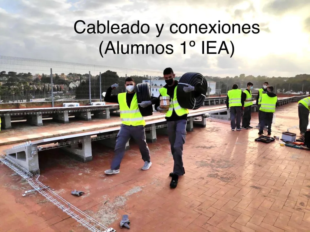 Alumnos de 1.º de Instalaciones Eléctricas y Automáticas realizando el cableado y las conexiones de la instalación