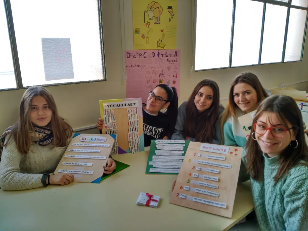 Alumnas de Integración Social con los materiales didácticos que han preparado para el apoyo socioeducativo