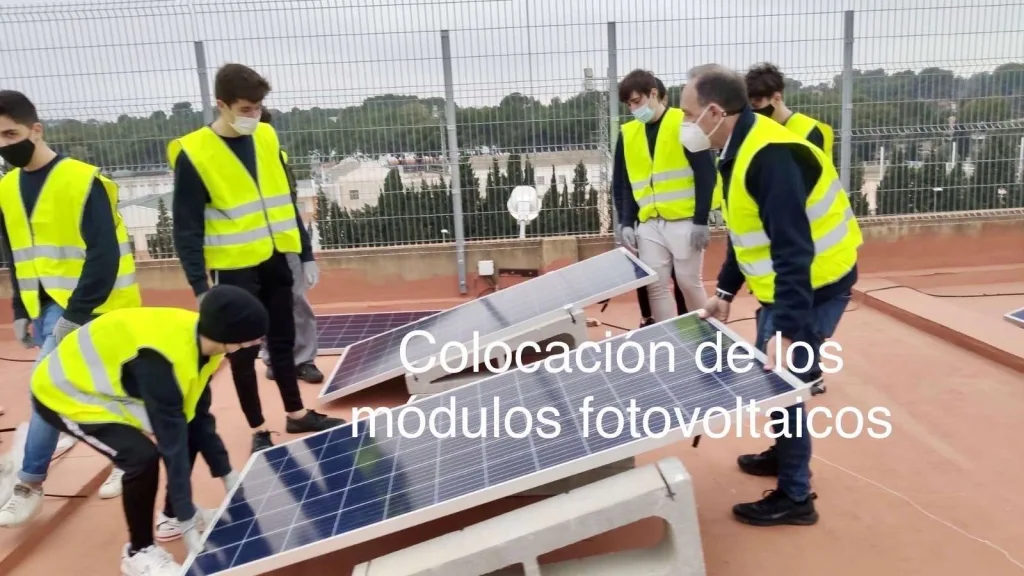 Alumnos colocando los módulos fotovoltaicos en la cubierta del edificio de FP y Bachillerato