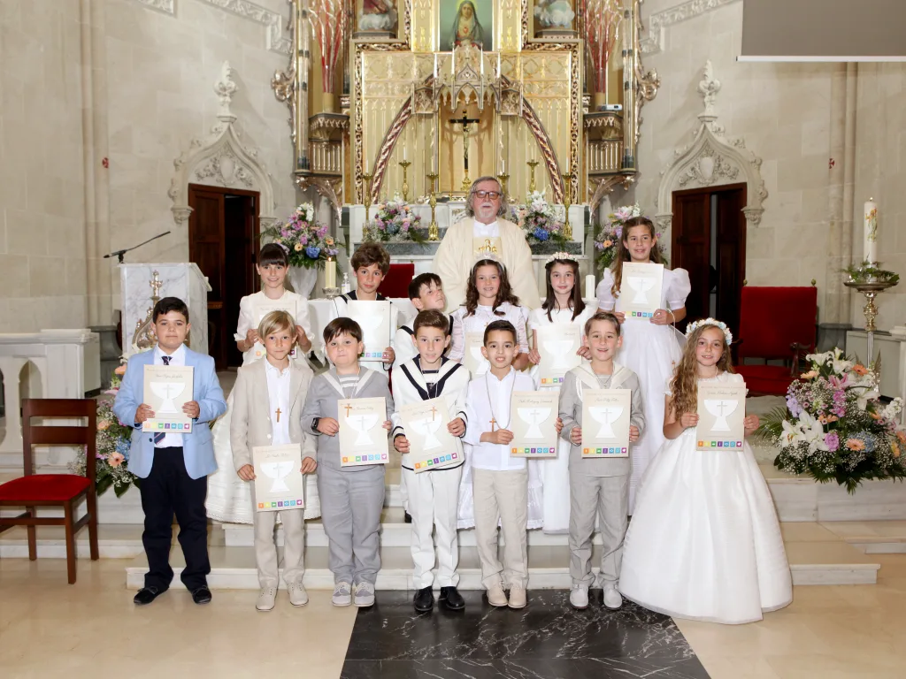 Celebración de la primera comunión en la iglesia