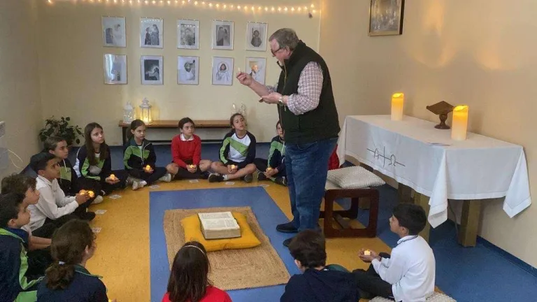 Celebración con alumnos en la capilla del colegio